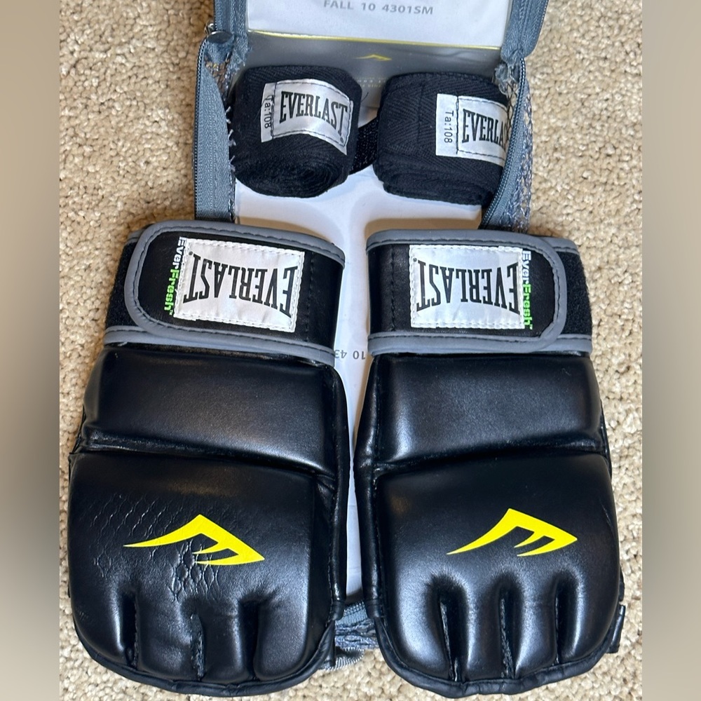 EVERLAST MMA MITTS /used but in good condition/wraps and carrying bag included!